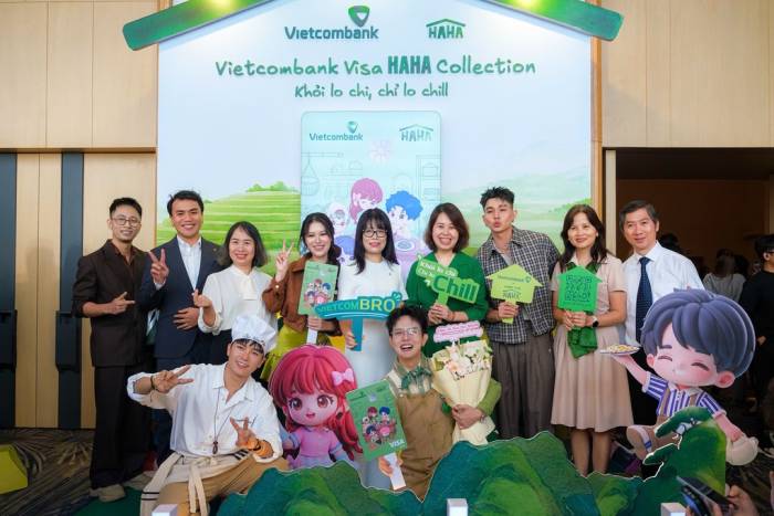 Dàn nghệ sĩ Quán Nhà Haha chụp ảnh lưu niệm cùng đại diện Vietcombank tại sự kiện. Ảnh: Vietcombank