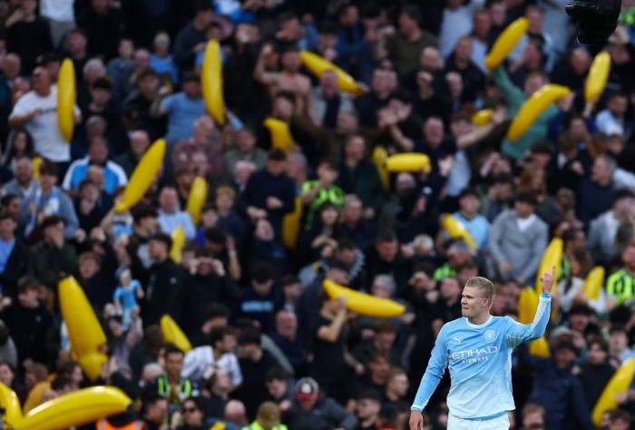 Erling Haaland ăn mừng bàn thắng với phía sau là khu khán đài dành cho các CĐV Man City, trong trận Liverpool – Man City trên sân Anfield, Liverpool, Anh ngày 11/10/2026. Ảnh: Reuters