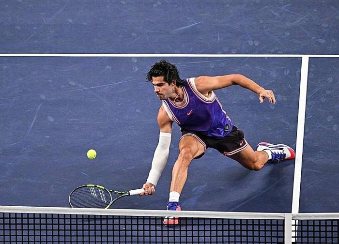 Alcaraz bắt lưới trong trận thua Zizou Bergs ở vòng ba Shanghai Masters trên sân Qizhong, Thượng Hải, Trung Quốc, ngày 12/10/2026. Ảnh: Reuters