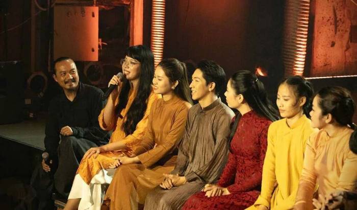 Đạo diễn Cao Trung Hiếu (trái) và ê kíp nghệ sĩ giao lưu với khán giả trong chương trình diễn ra 27/9 tại Nhà hát Bến Thành, TP HCM. Ảnh: Đại Ngô
