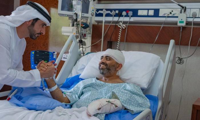 Cơ trưởng Smit Machchhar gặp Thái tử Dubai Hamdan bin Mohammed bin Rashid Al Maktoum ở bệnh viện tại Abu Dhabi, UAE hôm 2/10. Ảnh: AP