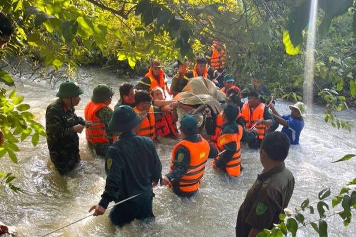 Lực Lượng xã Hải Ninh tìm thấy thi thể nạn nhân Linh, sáng 5/10. Ảnh: Chi Yêng