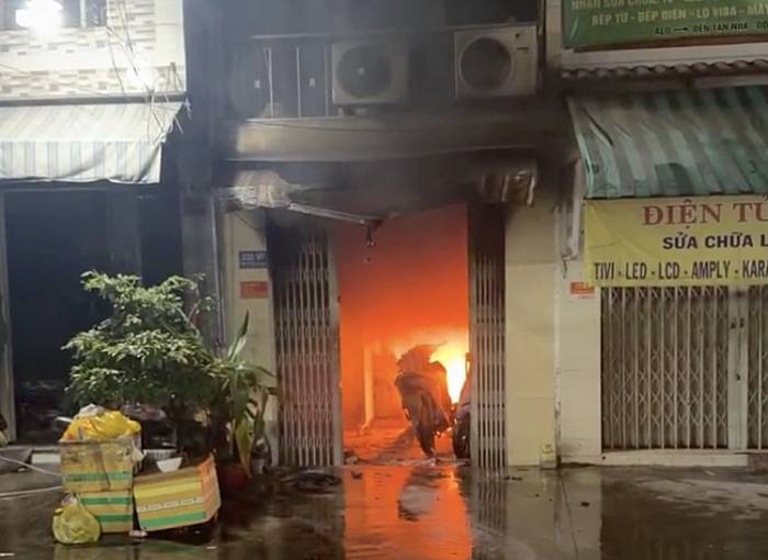 Nhiều xe máy cháy ngùn ngụt ở tầng trệt của ngôi nhà. Ảnh: Thanh Thanh