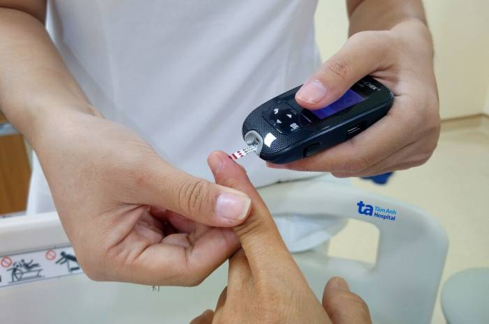 Kiểm tra đường huyết thường xuyên để điều chỉnh kịp thời. Ảnh: Đinh Tiên