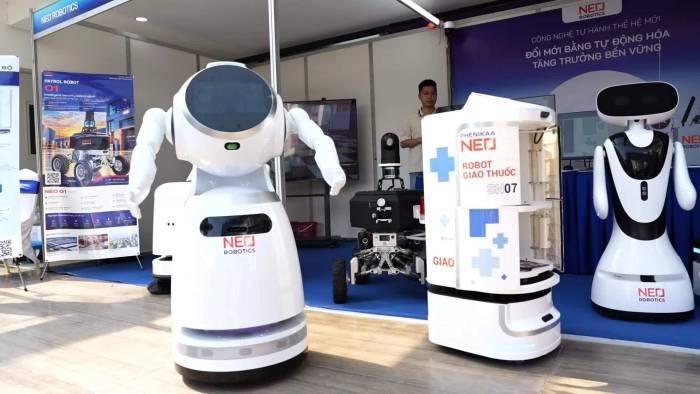 Hàng chục loại robot hiện đại trình diễn tại triển lãm công nghệ tại Hà Nội