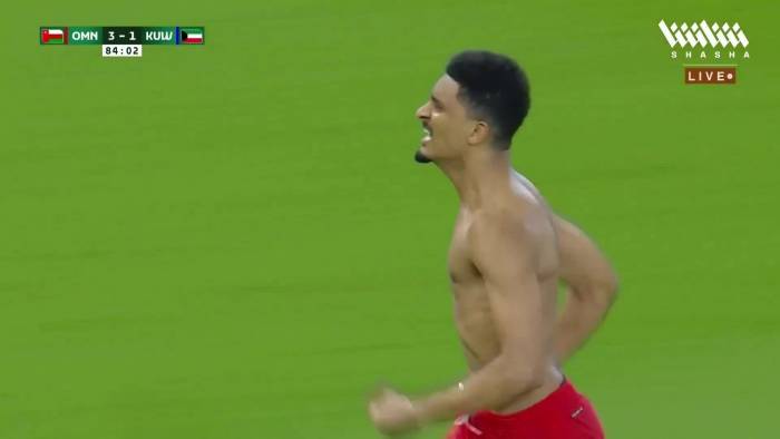 Musab Al-Shaqsy của Oman ghi bàn vào lưới Kuwait rồi cởi áo ăn mừng
