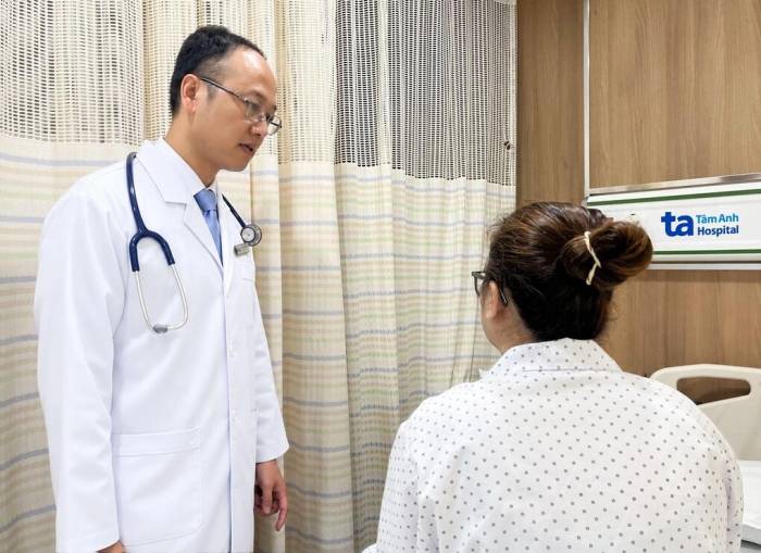 Bác sĩ Tuấn kiểm tra và hướng dẫn bệnh nhân chăm sóc sức khỏe khi xuất viện. Ảnh: Bệnh viện Đa khoa Tâm Anh
