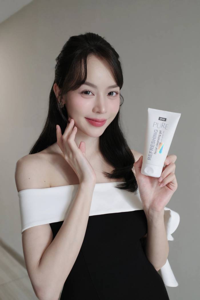 Hoa hậu Thanh Thủy cùng dòng sản phẩm làm sạch Eva Natura Pure. Ảnh: EUPC Group