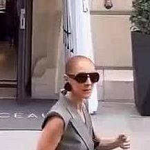 Celine Dion mặc độc lạ trên phố Paris