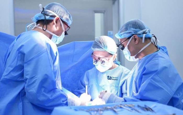 Bác sĩ Thiên Kim (giữa) cùng êkíp phẫu thuật 2 trong 1 cắt hạch nách và dính thắng lưỡi cho bé Hải. Ảnh: Bệnh viện Đa khoa Tâm Anh