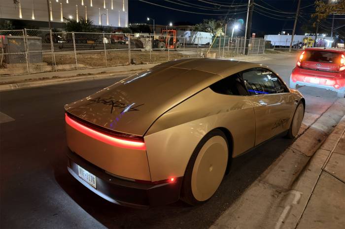 Một chiếc Tesla Cybercab tại Austin khi trời tối. Ảnh: Ben Longmier