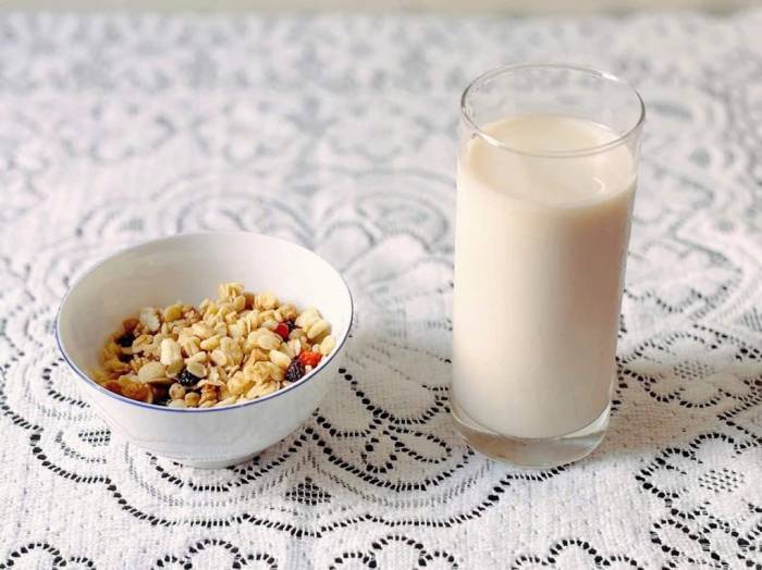Uống sữa có thể góp phần hỗ trợ giấc ngủ nhờ cung cấp tryptophan. Ảnh: Bảo Bảo
