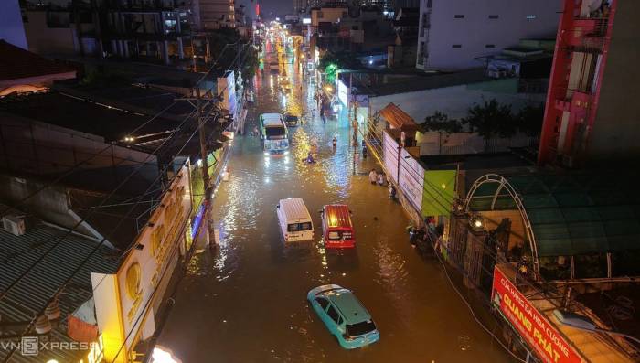 Đường Phan Huy Ích ngập gần một mét sau trận mưa lớn tối 30/9. Ảnh: Thanh Tùng