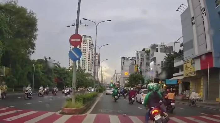 Người đi xe máy mải dùng điện thoại đâm ngã người đi bộ