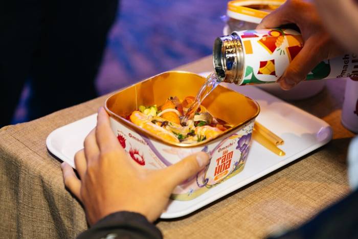 Khách hàng dùng thử sản phẩm lẩu Tam hoa . Ảnh: Masan