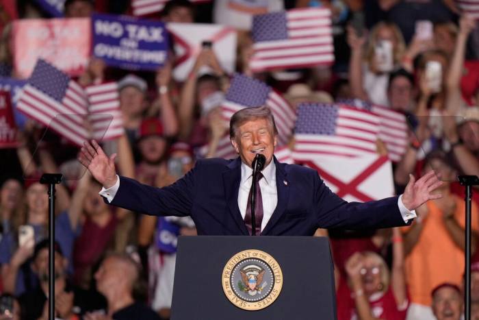 Tổng thống Mỹ Donald Trump vận động cử tri tại bang Alabama ngày 2/10. Ảnh: AP