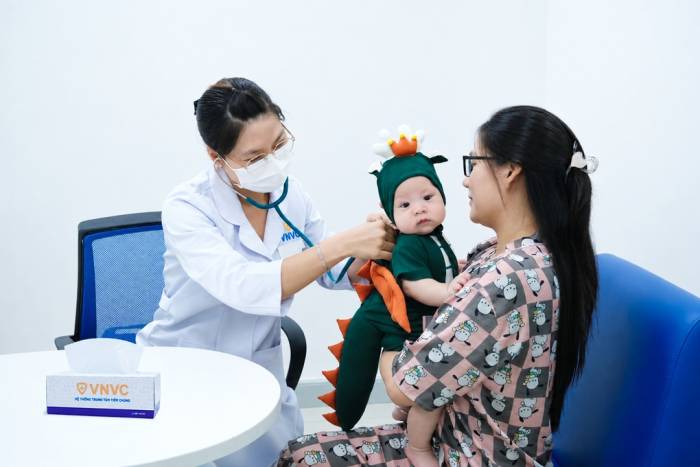 Trẻ khám bệnh trước khi tiêm vaccine tại VNVC. Ảnh: Mộc Thảo