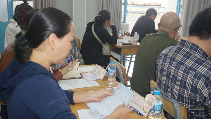 Phụ huynh xem thông điệp mà con gửi qua thư. Ảnh: Nguyễn Quyên