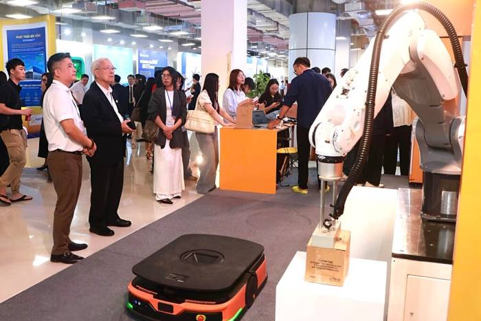 Một số loại robot được dùng trong các kho hàng, được trình diễn tại sự kiện về đổi mới sáng tạo năm 2025.