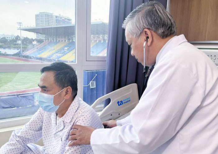 Bác sĩ Khang khám cho bệnh nhân trước khi xuất viện. Ảnh: Bệnh viện Đa khoa Tâm Anh