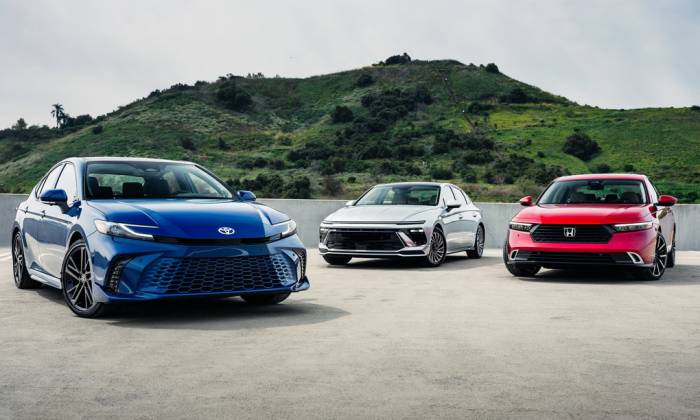 Từ trái qua: Toyota Camry, Hyundai Sonata và Honda Accord tại Mỹ. Ảnh: Edmunds