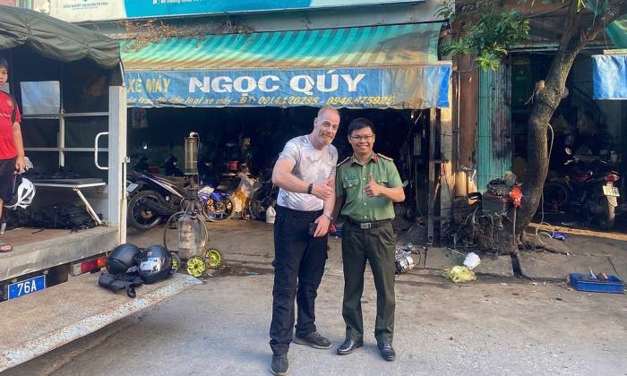 Ông Barry cùng Đại úy Phạm Trung Tiển tại tiệm Ngọc Quý. Ảnh: Công an xã Đặng Thùy Trâm