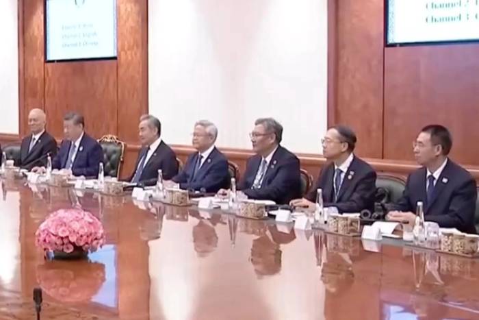 Zhou Hongxu (ngoài cùng bên phải) tại cuộc gặp giữa Chủ tịch Trung Quốc Tập Cận Bình
