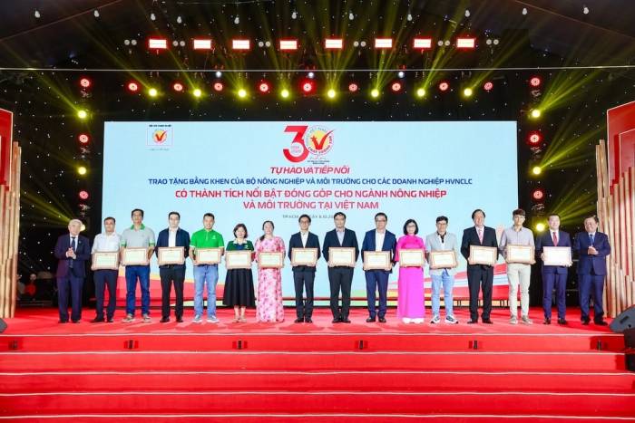 Ông Đỗ Thanh Tuấn (thứ 2 từ phải sang), Giám đốc Đối ngoại, đại diện Vinamilk - đón nhận Bằng khen của Bộ Nông nghiệp và Môi trường nhân dịp kỷ niệm 30 năm Chương trình HVNCLC. Ảnh: Minh Anh