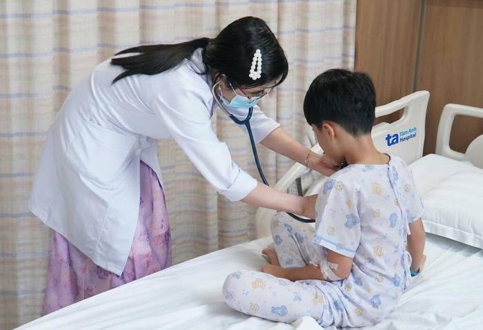 Bác sĩ Ngọc khám cho Trung trước khi xuất viện. Ảnh: Bệnh viện Đa khoa Tâm Anh