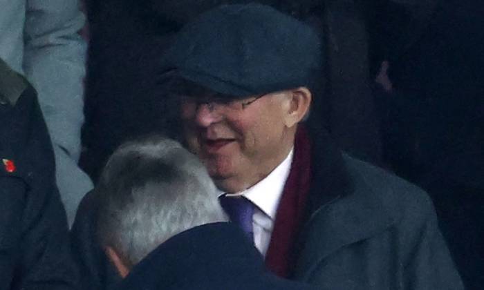 Cựu HLV Alex Ferguson (đội mũ) trên khán đài sân Old Trafford trong trận tiếp Tottenham ở Ngoại hạng Anh ngày 14/1/2024. Ảnh: AFP