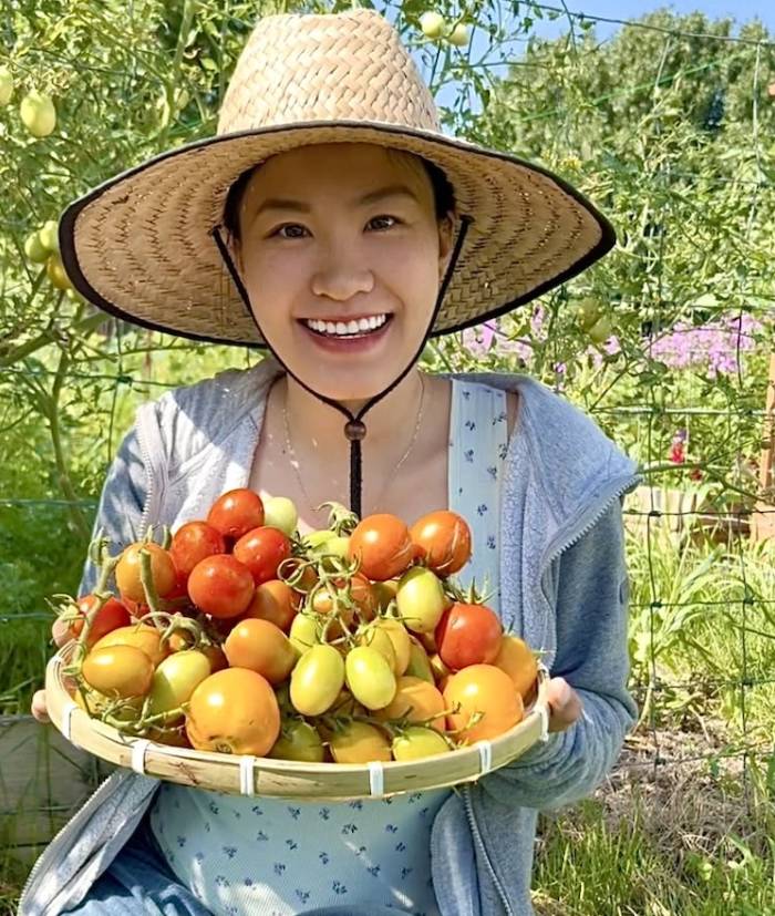 Chị Nguyễn Thị Mỹ Trinh bên số rau, củ thu hoạch tại khu vườn ở bang Missouri, Mỹ. Ảnh: Nhân vật cung cấp