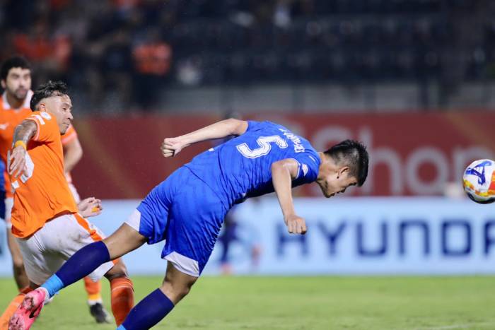 Trung vệ Định Quang Kiệt (số 5) trong pha tham gia tấn công trong trận Ratchaburi - CA TPHCM 1-1, ở lượt mở màn bảng A Cup CLB Đông Nam Á 2026-2027, Bangkok, Thái Lan, tối 7/10. Ảnh: Anh Duy