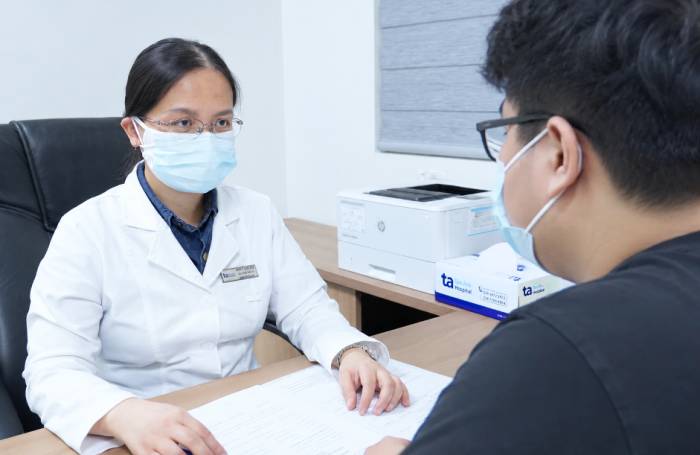 Bác sĩ Huyền đang tư vấn cho người bệnh. Ảnh: Bệnh viện Đa khoa Tâm Anh