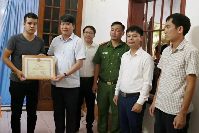 Lãnh đạo xã Giao Thủy trao giấy khen truy tặng, ghi nhận hành động dũng cảm cứu hai cháu nhỏ của ông Nguyễn Trọng Khải. Ảnh: Giao Thuỷ