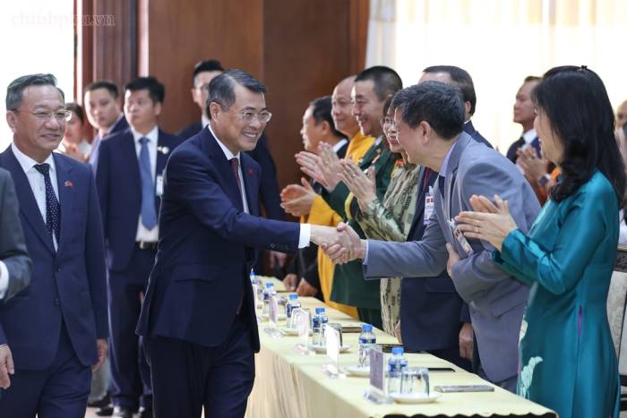 Thủ tướng Lê Minh Hưng gặp gỡ cộng đồng người Việt Nam tại thủ đô Vientiane, Lào, ngày 9/10. Ảnh: chinhphu.vn