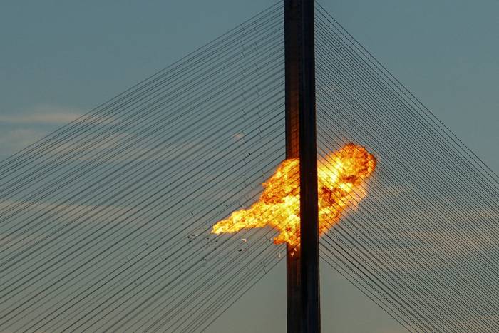 Máy bay không người lái của Nga tấn công một cây cầu ở Kiev, Ukraine, ngày 2/10. Ảnh: Reuters