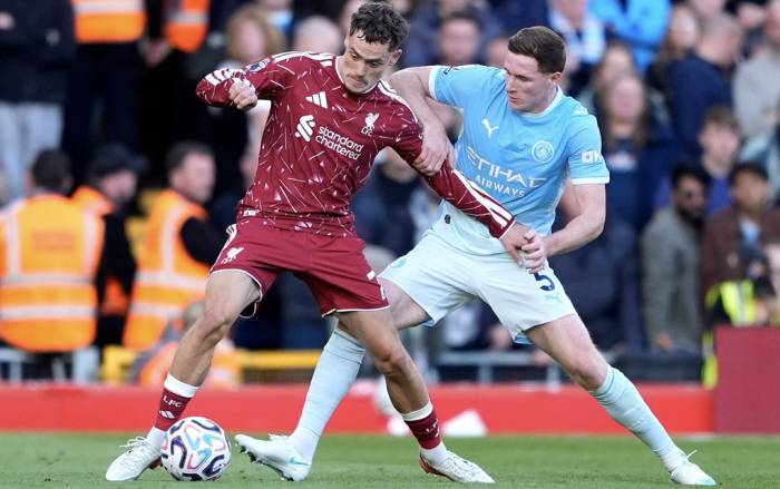 Florian Wirtz (trái) tranh chấp với Elliot Anderson. Ảnh: PA