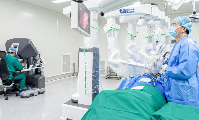 Bác sĩ điều khiển các cánh tay robot thao tác chính xác trong vùng chậu sâu và hẹp trong ca mổ cho bà Nhinh. Ảnh: Bệnh viện Tâm Anh