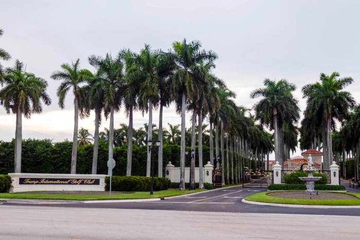 Lối vào sân golf của ông Trump ở West Palm Beach, Florida. Ảnh: Reuters