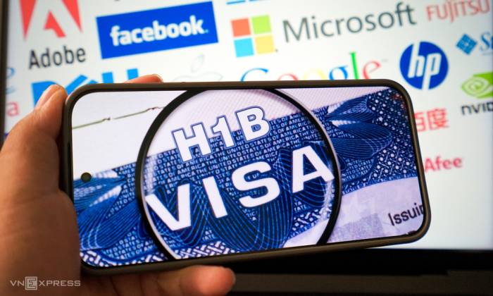 Màn hình smartphone với chữ Visa H1B. Ảnh: Bảo Lâm