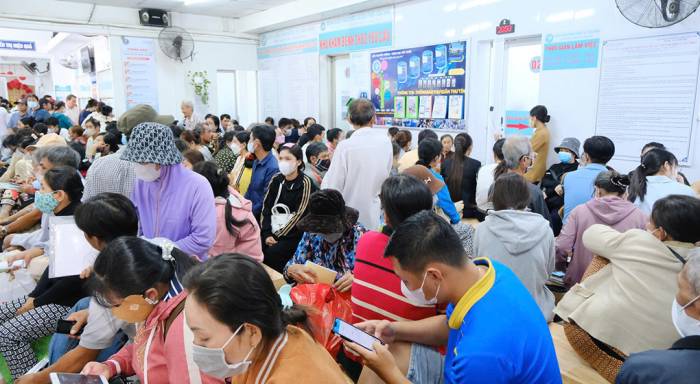 Người dân chờ khám bệnh tại Bệnh viện ung bướu TP Cần Thơ. Ảnh: An Bình