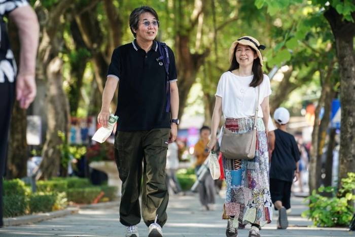 Khách Hàn Quốc đi dạo quanh khu vực hồ Hoàn Kiếm ngày 7/10. Ảnh: Hoàng Giang