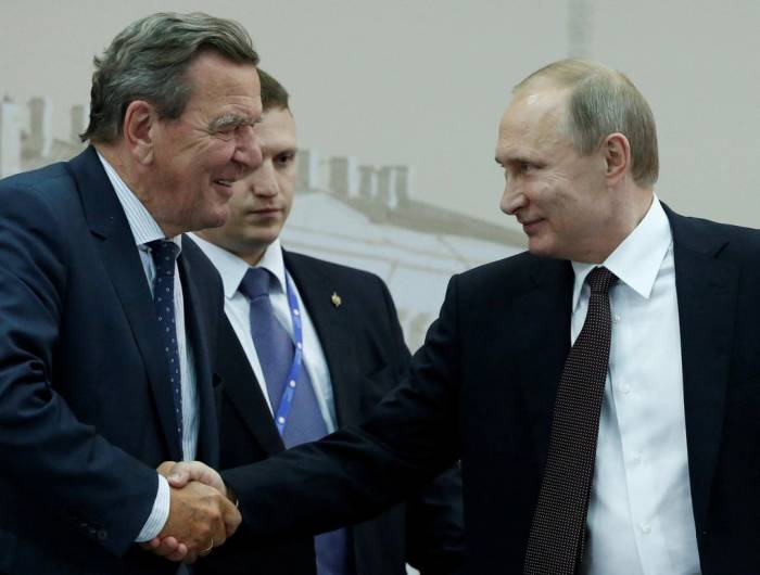Ông Putin và ông Schroeder tại St. Petersburg, Nga, hồi tháng 6/2016. Ảnh: Reuters