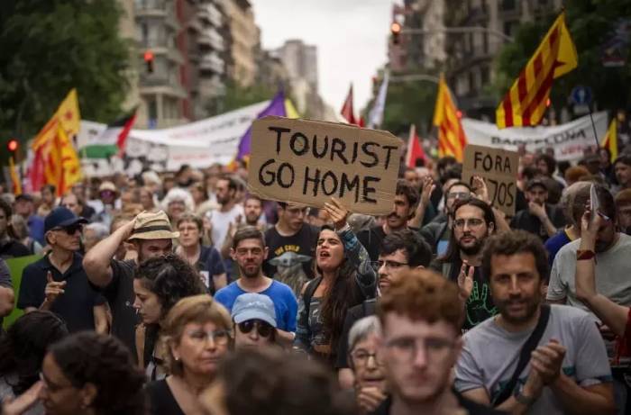 Người dân Tây Ban Nha biểu tình đuổi du khách về nhà, năm 2024, ở trung tâm thành phố Barcelona. Ảnh: AP