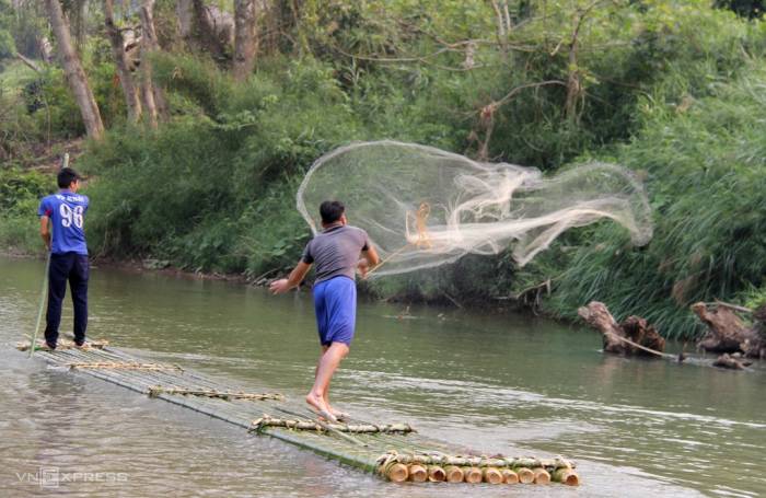 Cư dân bản Ngàm chỉ đánh cá bằng các dụng cụ truyền thống trong các dịp lễ tết. Ảnh: Lê Hoàng