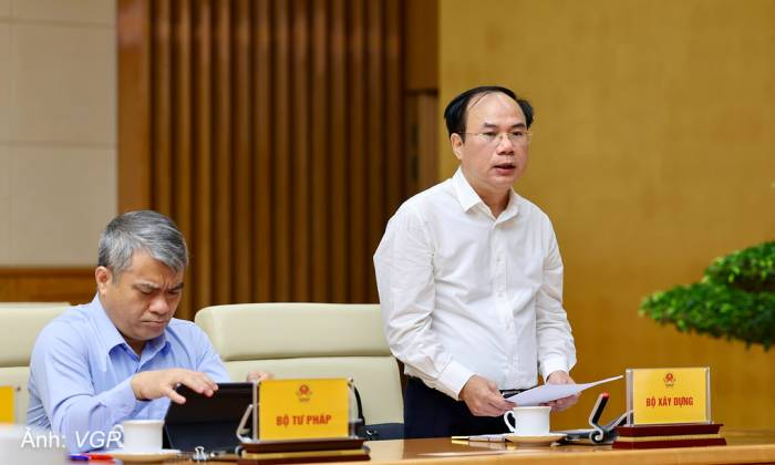 Thứ trưởng Xây dựng Nguyễn Văn Sinh báo cáo tại phiên họp sáng 13/10. Ảnh: VGP