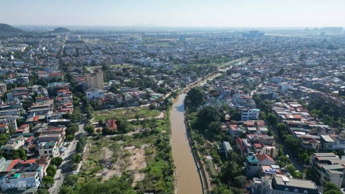 Dự án khu đô thị ven sông Hạc do Công ty Đông Á triển khai sau hơn 10 năm vẫn dở dang, nhếch nhác. Ảnh: Lam Sơn