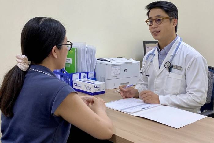 Bác sĩ Linh thăm khám cho người bệnh. Ảnh: Bệnh viện Đa khoa Tâm Anh