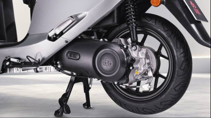 Mạch sạc được tích hợp trực tiếp trong cụm động cơ side motor bên hông. Ảnh: Dat Bike