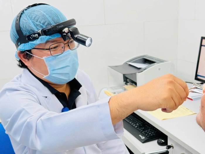 Bác sĩ thăm khám cho người bệnh. Ảnh: Bệnh viện cung cấp